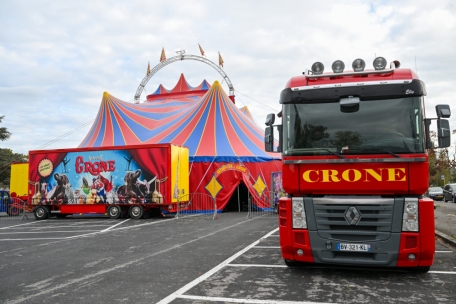 Der Zirkus Crone hat sich auf dem Parkplatz des Remicher Freibads installiert