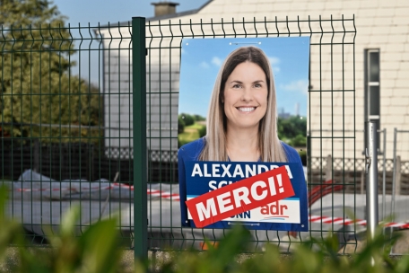 Merci an die Wähler: ADR-Wahlplakat im Vorgarten der Tierklinik Müllerthal