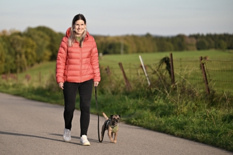 Auf der täglichen Spaziergangsroute: Alexandra Schoos und ihre Hündin Pinda