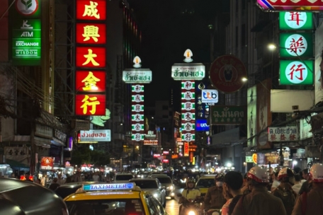 Leuchtreklamen, viel Verkehr, Tausende Menschen: Fast kann man hören, wie laut Bangkok, vor allem im „Chinatown“, sein kann