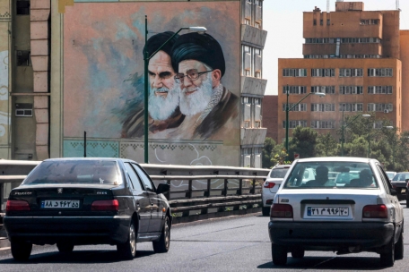 Big Ayatollah is watching you: Straßenszene in Teheran im September 2023 mit Ayatollah Ruhollah Khomeini und Ayatollah Ali Khamenei