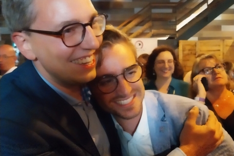 Sven Clement und Ben Polidori am Wahlabend 2023