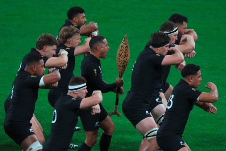 Die neuseeländischen Spieler performen ihren traditionellen „Haka“-Tanz vor dem Halbfinale gegen Argentinien