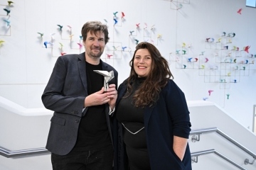 Düdelingen / Windrosen, ein Baum und seine Verästelungen: Zwei Plastiken für die Lenkeschléi-Schule