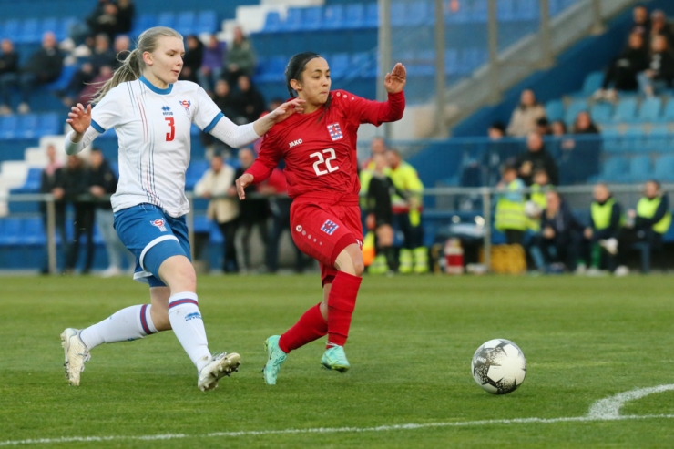 Nationalmannschaft / Amy Thompson über Klischees: „Ihr Trainer hatte gesagt, Fußball sei nichts für Mädchen“ 