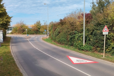 Ein Warndreieck auf der Fahrbahn und das Entfernen der Hecken am Übergang machen inzwischen den Weg in Richtung Vëlodukt etwas sicherer