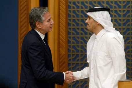 US-Außenminister Antony Blinken (l.) schüttelt dem katarischen Premier- und Außenminister Mohammed bin Abdulrahman Al-Thani nach ihrem Treffen und der Pressekonferenz in Doha am 13. Oktober 2023 die Hand