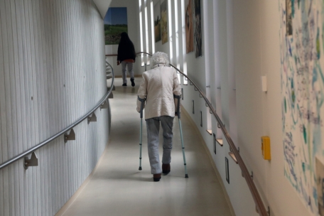 Trotz Krücken schnell unterwegs: In Erpeldingen an der Sauer sollen Bewohner nicht mit Sackgassen konfrontiert werden