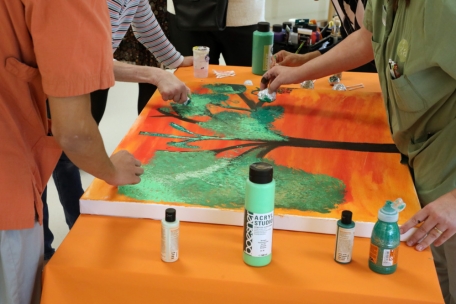 Dass die Finger beim Malen etwas schmutzig werden, macht niemandem etwas aus