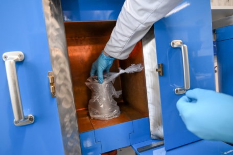 Eine Probe wird in einen Detektor gestellt