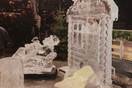 „Partizipative Skulptur“: Das später umgestürzte Kunstwerk (ganz rechts im Bild) ragte hoch auf und stand auf einer relativ kleinen Grundfläche. Dabei war es nicht nur dem milden Wetter ausgesetzt, sondern konnte von jedermann angefasst werden.