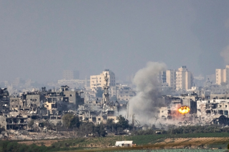 Israel, Sderot: Zerstörte Gebäude im Gazastreifen, nach einem israelischen Luftangriff, vom Süden Israels aus gesehen.