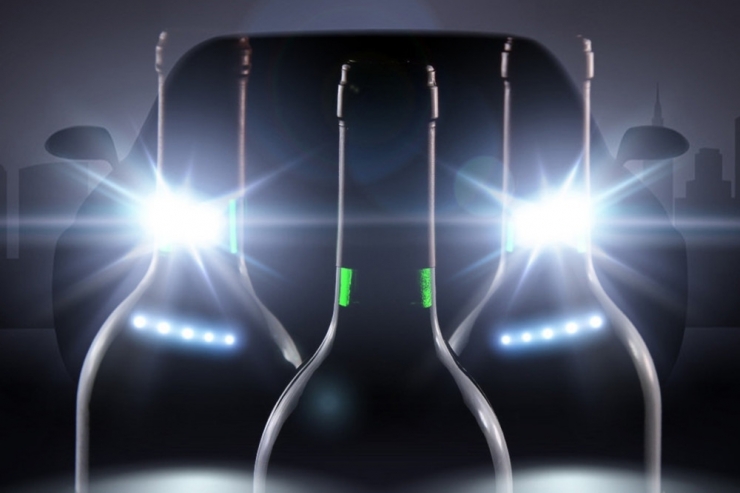 Alkohol / Betrunkener torkelt vor Auto – Betrunkene wird in frisch zugelassenem Fahrzeug ertappt