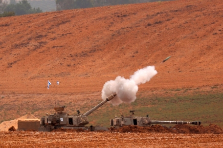 Die israelische Armee feuert am 29. Oktober 2023 von einer nicht näher bezeichneten Position aus Artilleriegranaten auf den Gazastreifen ab