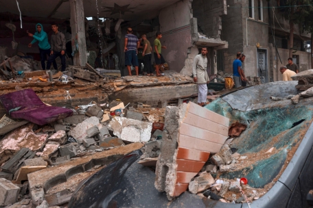 Menschen begutachten die Schäden nach einem israelischen Bombenangriff in Rafah im südlichen Gazastreifen am 29. Oktober 2023