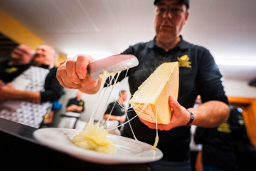 Gastronomie / Schweizer Käsemacher dominieren bei erster Raclette-Weltmeisterschaft