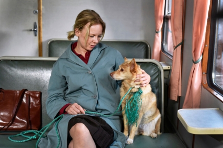 Wäre da nicht der gegenwärtige Ukraine-Krieg, über eingestreute Radionachrichten durchweg präsent, könnte man meinen, „Fallende Blätter“ spiele in einem anderen Jahrzehnt