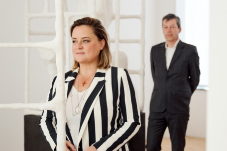 Mit der neuen Direktorin Caroline von Reden, die auf Alex Reding (r.) folgt, hat sich Luxembourg Art Week wieder etwas einfallen lassen