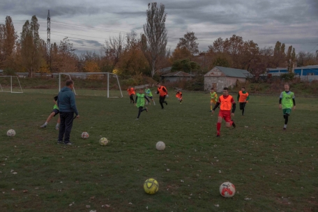 Jugendliche auf einem Fußballplatz in der südlichen Stadt Cherson, inmitten der russischen Invasion in der Ukraine.