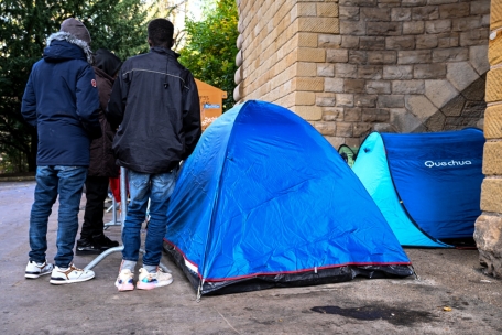 Das provisorische Zeltlager unter dem Pont Adolphe, kaum geschützt vor der Witterung