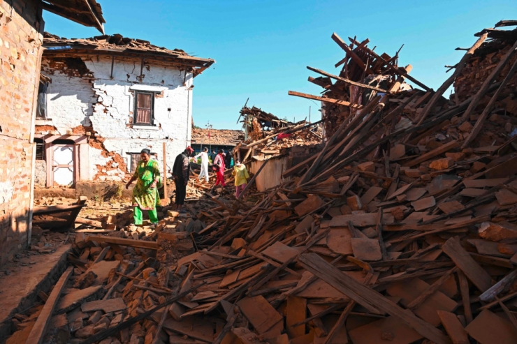 Opferzahlen könnten noch steigen / Starkes Erdbeben erschüttert Nepal: Mindestens 138 Menschen sterben