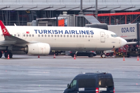 Hinter der Maschine der Turkish Airlines steht ein Auto, in dem der mutmaßliche Geiselnehmer mit seinem Kind sitzen soll