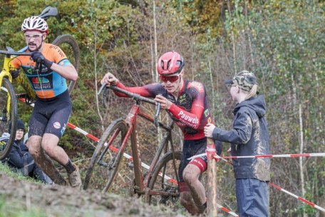 Cyclocross / Belgier De Bruyckere feiert in Brouch Start-Ziel-Sieg