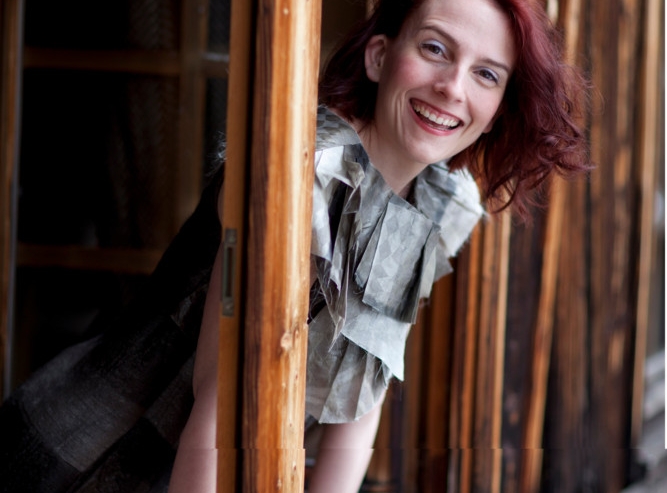 Alain spannt den Bogen / Catherine Kontz, Leiterin der Rainy Days 2023: „Wir wollen Räume zum Klingen bringen“