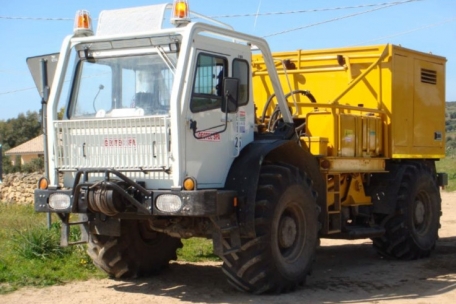 Solche Spezialfahrzeuge werden künstlich erzeugte seismische Wellen in den Boden senden