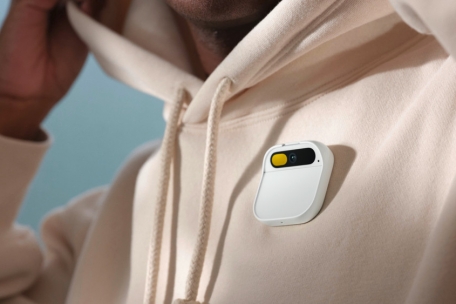 „Ai Pin“ / Start-up stellt Smartphone-Ersatz ohne Display vor