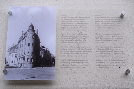 Plaque commémorative apposée sur le mur du 72, boulevard de la Pétrusse, où se trouvait le Beth Am Ivrai (Maison du peuple hébreu)