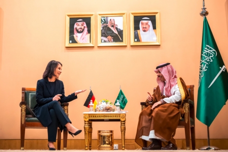 Annalena Baerbock (Bündnis90/Die Grünen), Außenministerin, spricht mit ihrem saudischen Amtskollegen, Prinz Faisal bin Farhan bin Abdullah bin Faisal bin Farhan Al Saud bei einem Treffen in Saudi-Arabien.