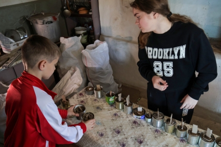 Ein Bild aus dem ukrainischen Pohreby: Nazar und Yeva haben einen Prozess entwickelt, um Lampen aus Blechdosen für die ukrainischen Streitkräfte herzustellen