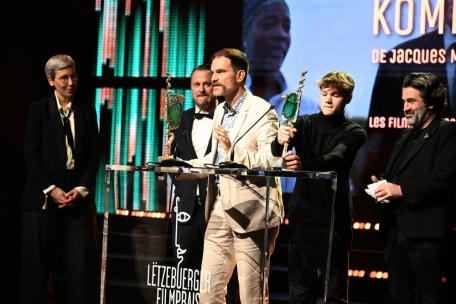 Regisseur Jacques Molitor am Rednerpult und Produzent Gilles Chanial (r.) nahmen ihren Preis für „Kommunioun“ entgegen