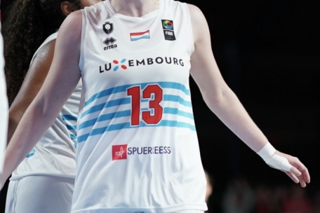 Laurie Irthum schreit ihre Freude über den Sieg hinaus