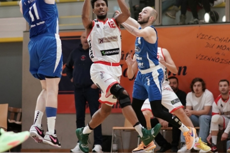 Gab gegen Jalen Green (Mitte) nicht nur defensiv eine gute Figur ab: Philippe Gutenkauf steuerte auch 43 Punkte zum Ettelbrücker Sieg bei