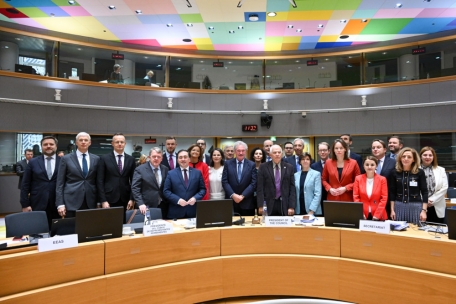 Links Baerbock, rechts Borrell: Gruppenfoto der Außenministerinnen und Außenminister zu Jean Asselborns letztem EU-Ministerrat