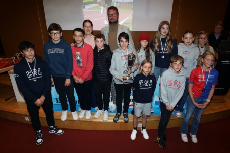Die Coupe Emile Thoma überreichte Editpress-Marketing-Mitarbeiter John Kelsen an den Nachwuchs des CSL