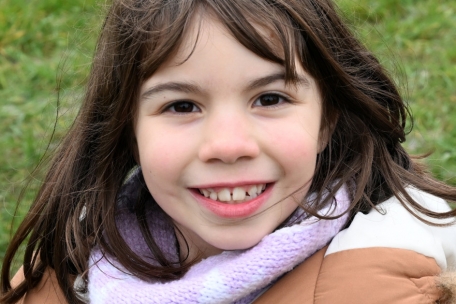 Weiß, wie’s geht: Olivia (7) hat schon zu Hause mit ihren Eltern Bäume gepflanzt