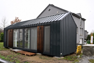 Minimalistisch wohnen / Erstes Tiny House wartet in Strassen auf Mieter