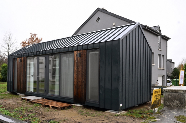 Minimalistisch wohnen / Erstes Tiny House wartet in Strassen auf Mieter