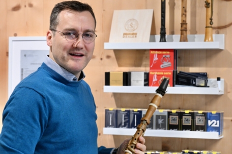 Eine kleine Sammlung alter Klarinetten. Das Modell, das Stephan Kronthaler in der Hand hält, ist ein Nachbau aus Buchsbaum im Stil des 18. Jahrhunderts.