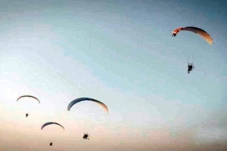 Hamas-Terroristen greifen das Festival mit Gleitschirmen an