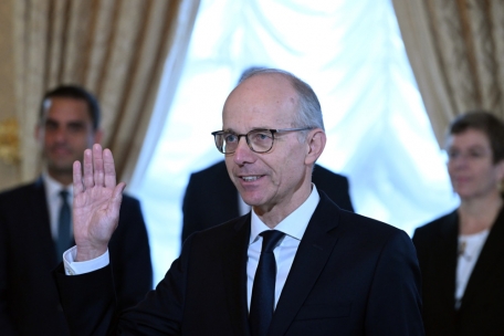 Editorial / Friedens Fehlstart mit blauem Auge und der Faust auf dem Tisch