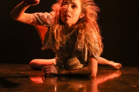 Théâtre dansé / Rhiannon Morgan met en scène les illusions des rencontres en ligne