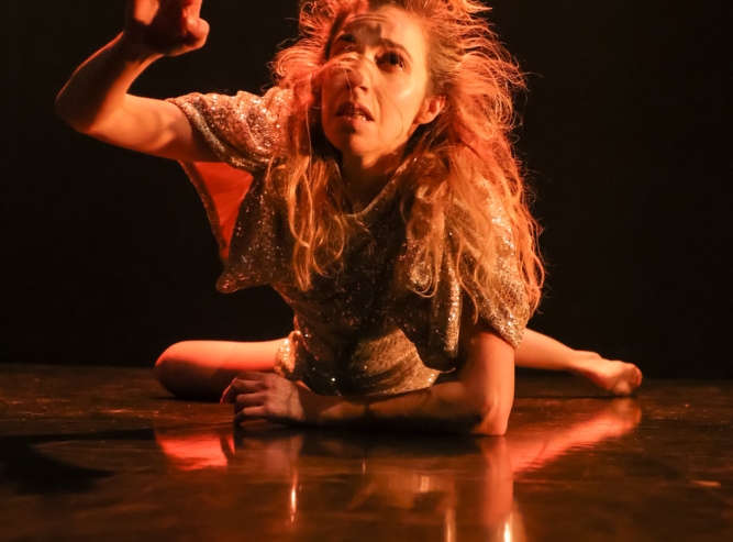 Théâtre dansé / Rhiannon Morgan met en scène les illusions des rencontres en ligne