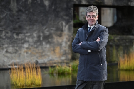 In seinem Lehrbuch „Einführung in die Konsumsoziologie“ beschäftigt sich der Soziologe Michael Jäckel mit der Frage, was Konsum mit der Gesellschaft macht 