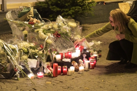 Viele zündeten am Unglücksort Kerzen an oder legten Blumen und Stofftiere nieder, um ihre Betroffenheit auszudrücken