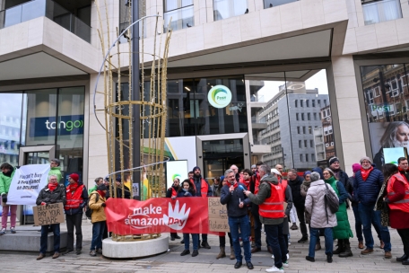 13 Vereinigungen / Amazon soll endlich zahlen – Protestaktion in Luxemburg-Stadt