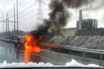 Ausfahrt nach Belval / Auf der B40/Liaison Micheville hat ein Auto gebrannt
